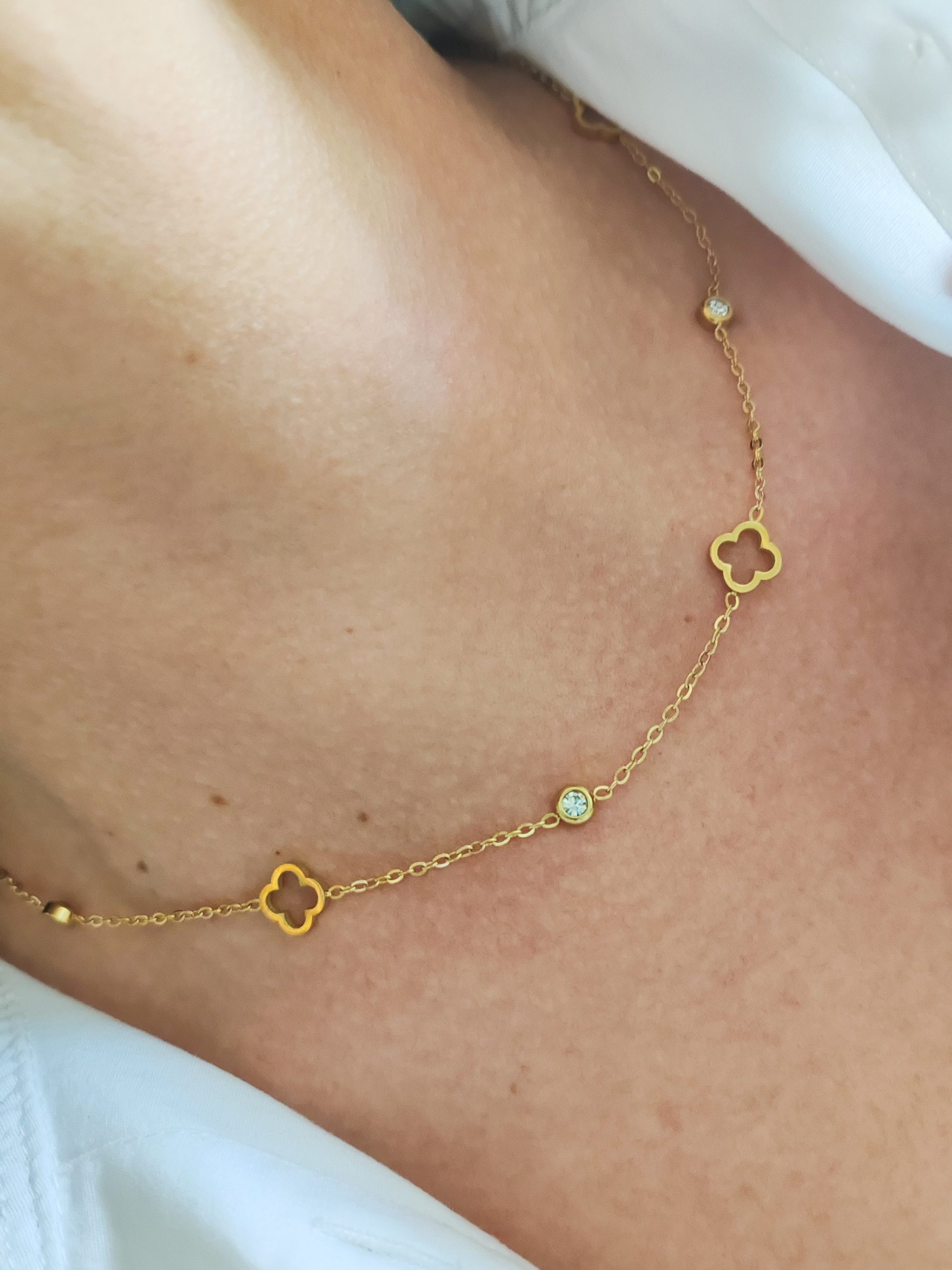 Hollow clover necklace