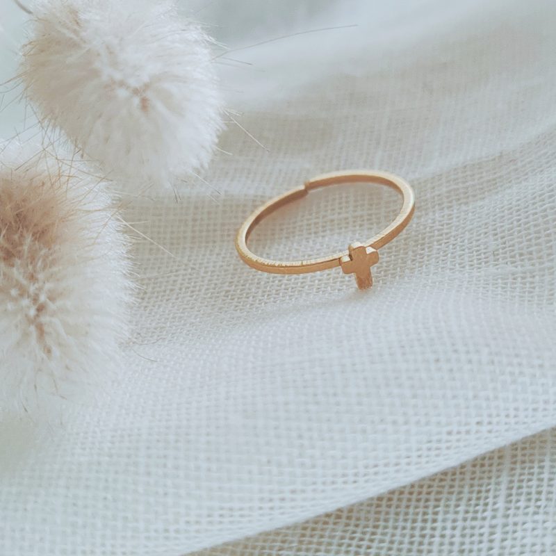 Petite cross ring gold