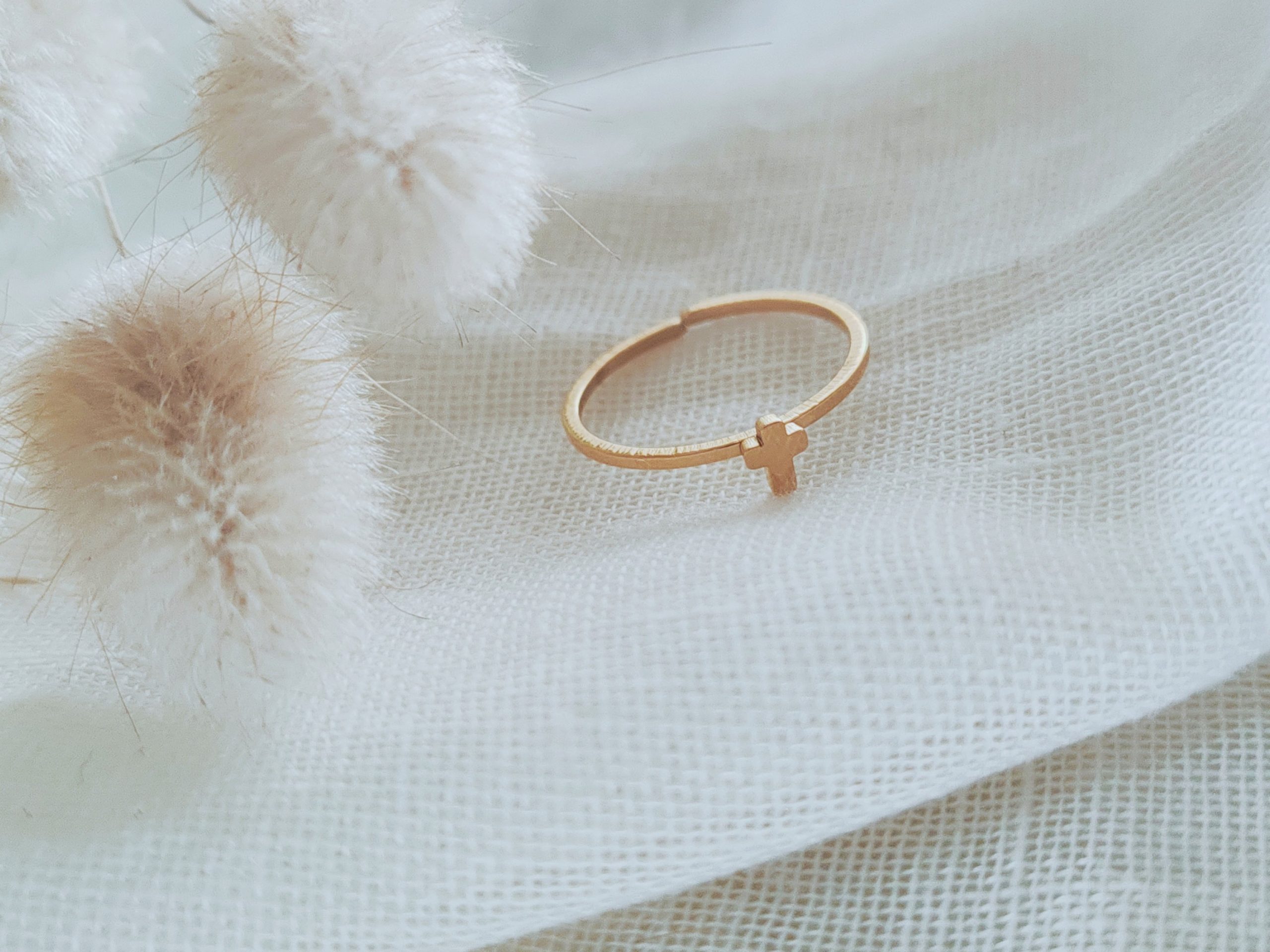 Petite cross ring gold