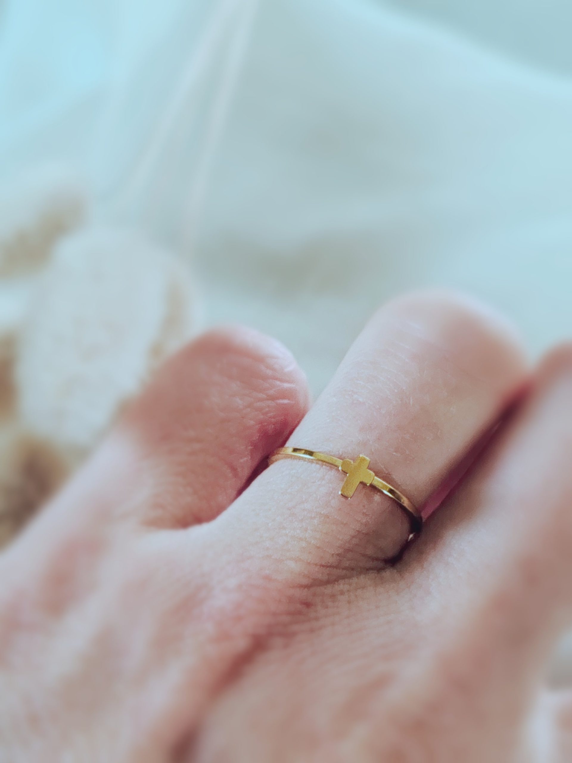 Petite cross ring gold - Image 2